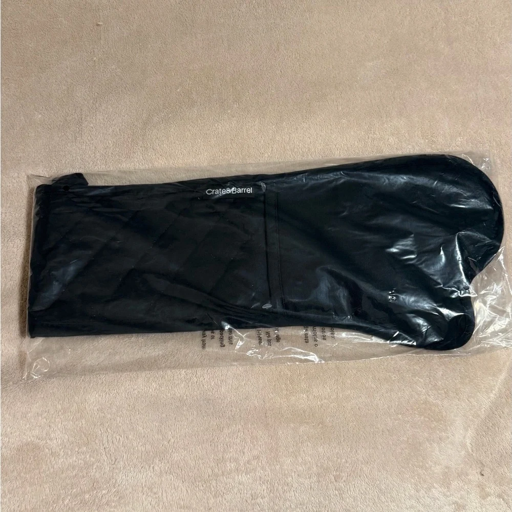 Crate&Barrel Silicone Double Grip Quilted Oven Mitts -New